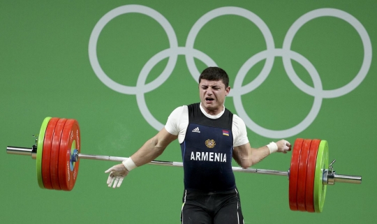 Momen mengerikan atlet angkat besi Armenia alami patah siku