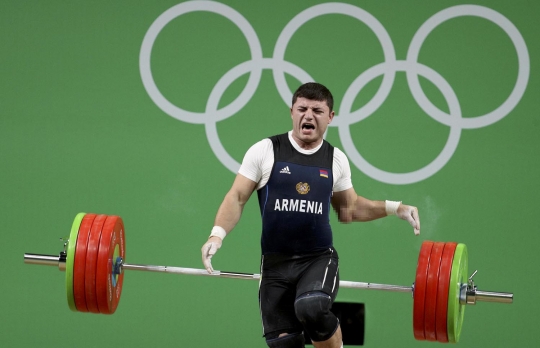 Momen mengerikan atlet angkat besi Armenia alami patah siku