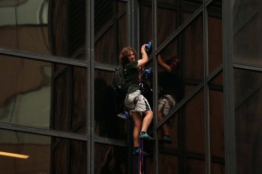 Aksi nekat pria panjat gedung Trump Tower bikin NYPD kewalahan