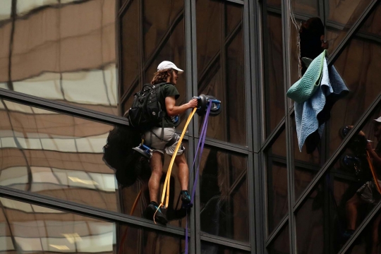 Aksi nekat pria panjat gedung Trump Tower bikin NYPD kewalahan