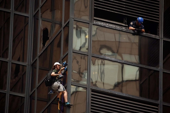 Aksi nekat pria panjat gedung Trump Tower bikin NYPD kewalahan