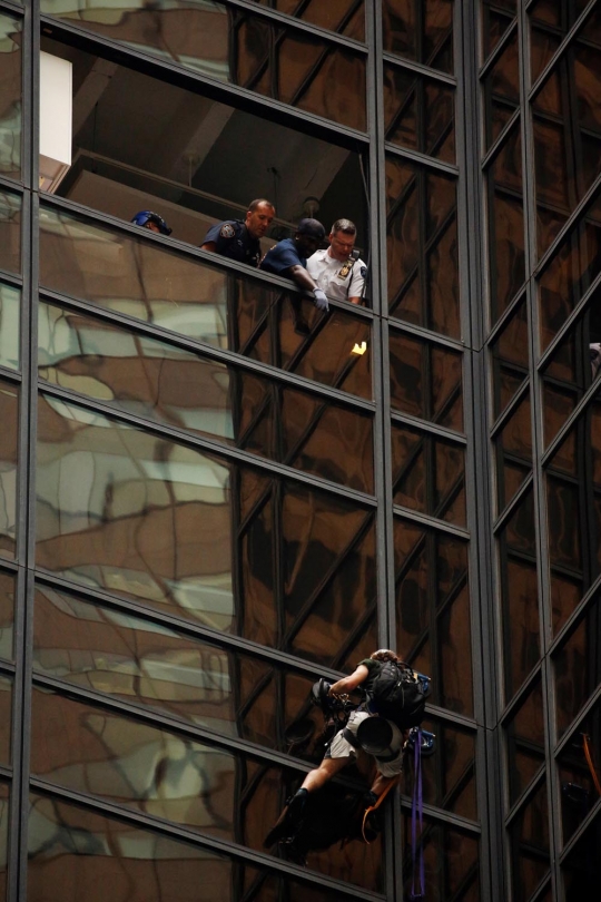 Aksi nekat pria panjat gedung Trump Tower bikin NYPD kewalahan