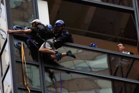 Aksi nekat pria panjat gedung Trump Tower bikin NYPD kewalahan