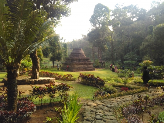 Menikmati keindahan bersahaja stupa Sumberawan di kaki Arjuno