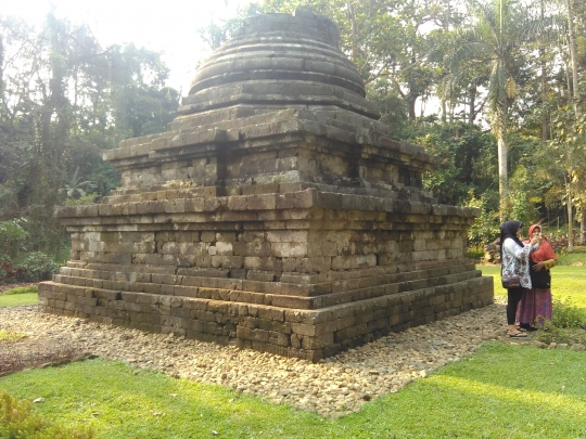 Menikmati keindahan bersahaja stupa Sumberawan di kaki Arjuno