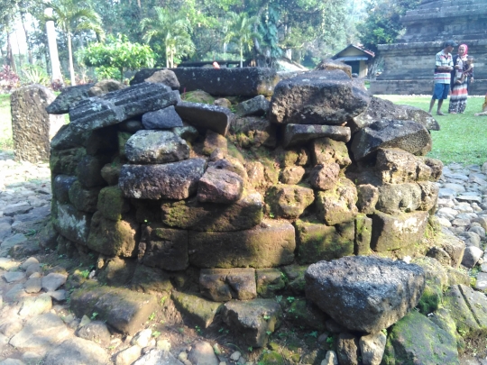 Menikmati keindahan bersahaja stupa Sumberawan di kaki Arjuno