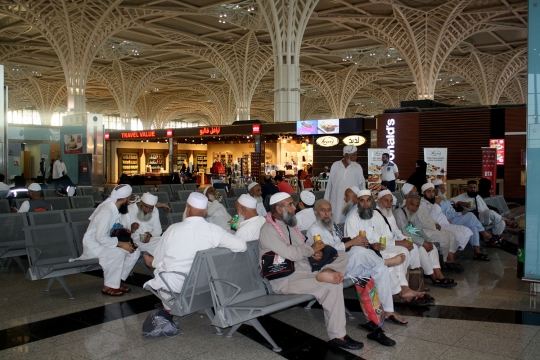 Ribuan calon jemaah haji mulai padati Bandara Madinah