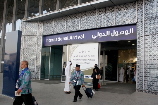 Ribuan calon jemaah haji mulai padati Bandara Madinah