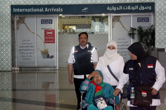 Ribuan calon jemaah haji mulai padati Bandara Madinah