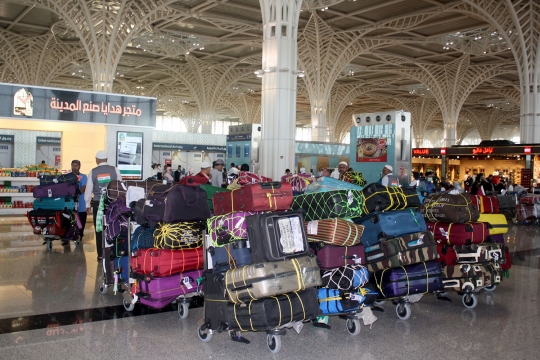 Ribuan calon jemaah haji mulai padati Bandara Madinah