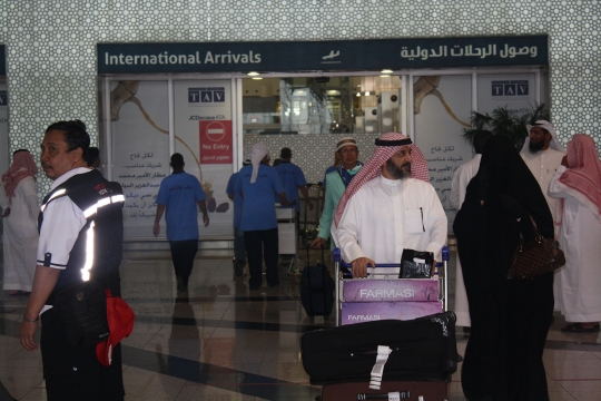 Ribuan calon jemaah haji mulai padati Bandara Madinah