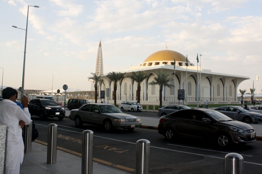 Ribuan calon jemaah haji mulai padati Bandara Madinah