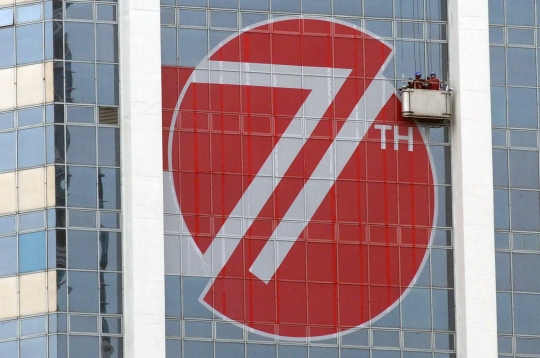 Jelang HUT RI, gedung-gedung pencakar langit Jakarta dihiasi logo 71