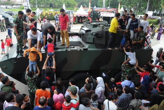 Peringati HUT RI, pengunjung mal diajak keliling naik tank TNI AD