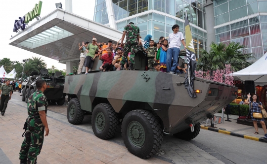 Peringati HUT RI, pengunjung mal diajak keliling naik tank TNI AD