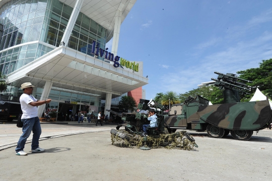 Peringati HUT RI, pengunjung mal diajak keliling naik tank TNI AD