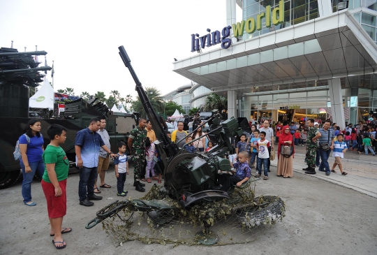 Peringati HUT RI, pengunjung mal diajak keliling naik tank TNI AD