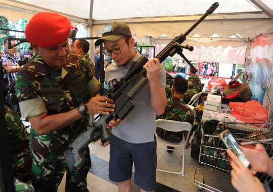 Peringati HUT RI, pengunjung mal diajak keliling naik tank TNI AD