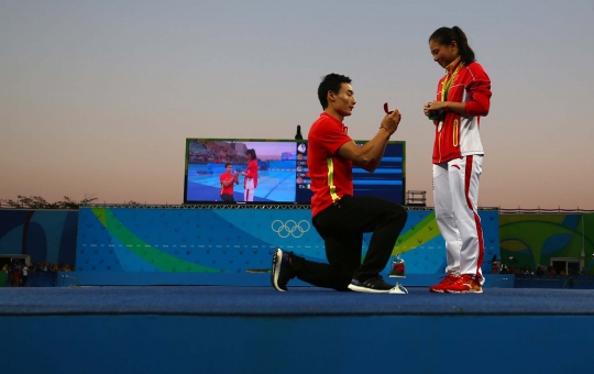 Momen bahagia atlet China dilamar kekasih di podium Olimpiade 2016