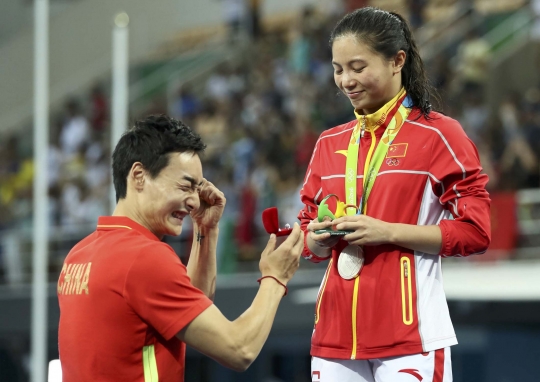 Momen bahagia atlet China dilamar kekasih di podium Olimpiade 2016