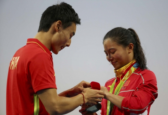 Momen bahagia atlet China dilamar kekasih di podium Olimpiade 2016