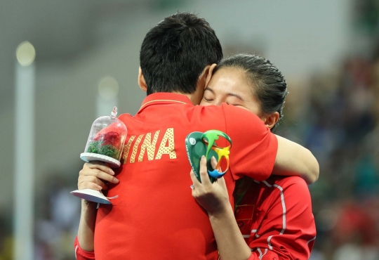 Momen bahagia atlet China dilamar kekasih di podium Olimpiade 2016