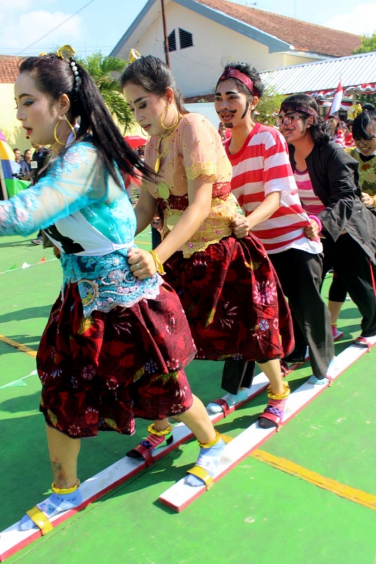 Keseruan napi Lapas Wanita 2A Malang gelar lomba balap bakiak