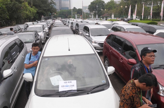 Ratusan taksi online serbu layanan uji KIR di Monas