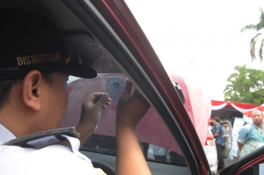 Ratusan taksi online serbu layanan uji KIR di Monas