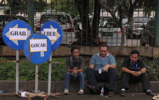 Ratusan taksi online serbu layanan uji KIR di Monas