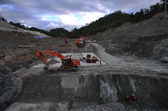 Memantau pembangunan bendungan PLTA Poso I