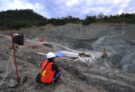 Memantau pembangunan bendungan PLTA Poso I