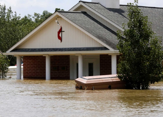 Menyeramkan, peti mayat keluar dari tanah akibat banjir di Louisiana