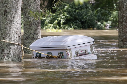 Menyeramkan, peti mayat keluar dari tanah akibat banjir di Louisiana