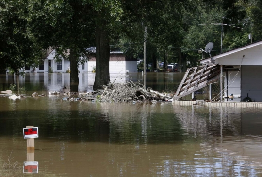 Menyeramkan, peti mayat keluar dari tanah akibat banjir di Louisiana