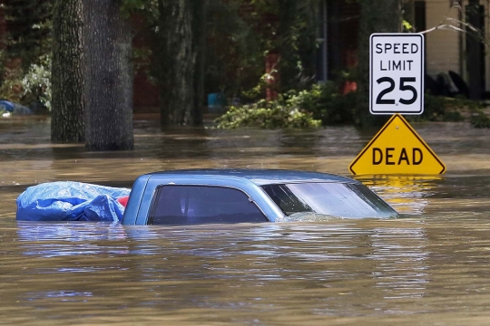 Menyeramkan, peti mayat keluar dari tanah akibat banjir di Louisiana