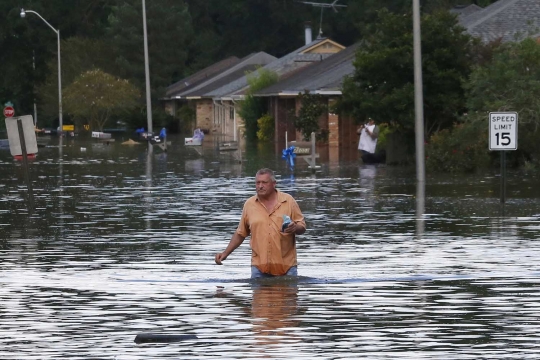 Menyeramkan, peti mayat keluar dari tanah akibat banjir di Louisiana