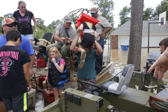 Menyeramkan, peti mayat keluar dari tanah akibat banjir di Louisiana