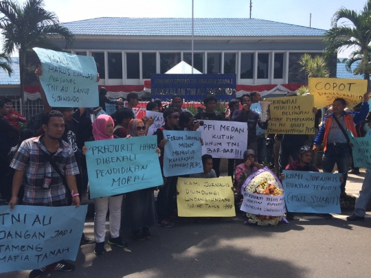 Aksi ratusan jurnalis Medan dan Bogor kecam anggota TNI AU