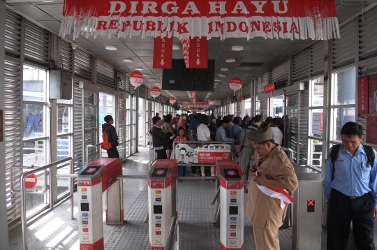 Semarakkan HUT RI, petugas bus Transjakarta berkostum ala pejuang