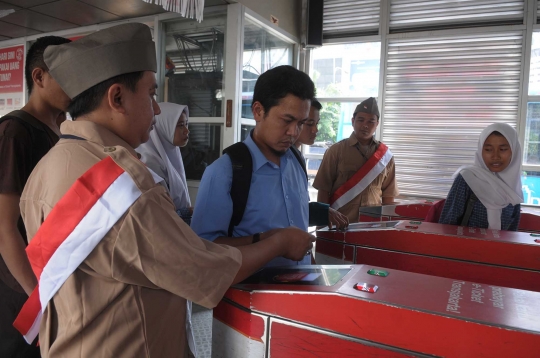 Semarakkan HUT RI, petugas bus Transjakarta berkostum ala pejuang