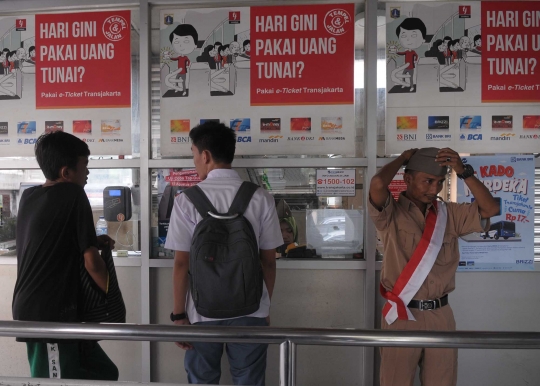 Semarakkan HUT RI, petugas bus Transjakarta berkostum ala pejuang