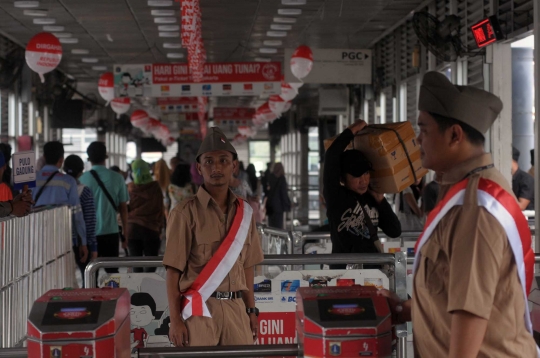 Semarakkan HUT RI, petugas bus Transjakarta berkostum ala pejuang