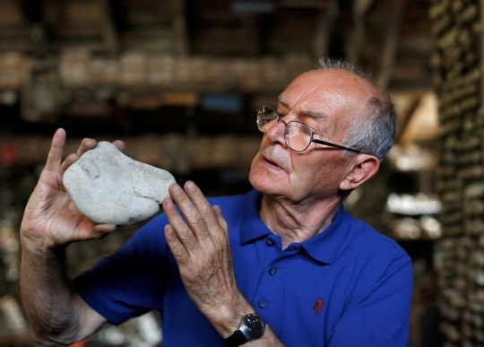 Kakek 79 tahun ini hobi koleksi banyak batu hingga penuhi rumah
