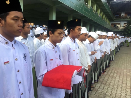 HUT Kemerdekaan RI, ribuan santri di Kediri upacara pakai sarung