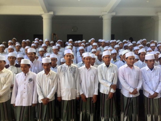 HUT Kemerdekaan RI, ribuan santri di Kediri upacara pakai sarung