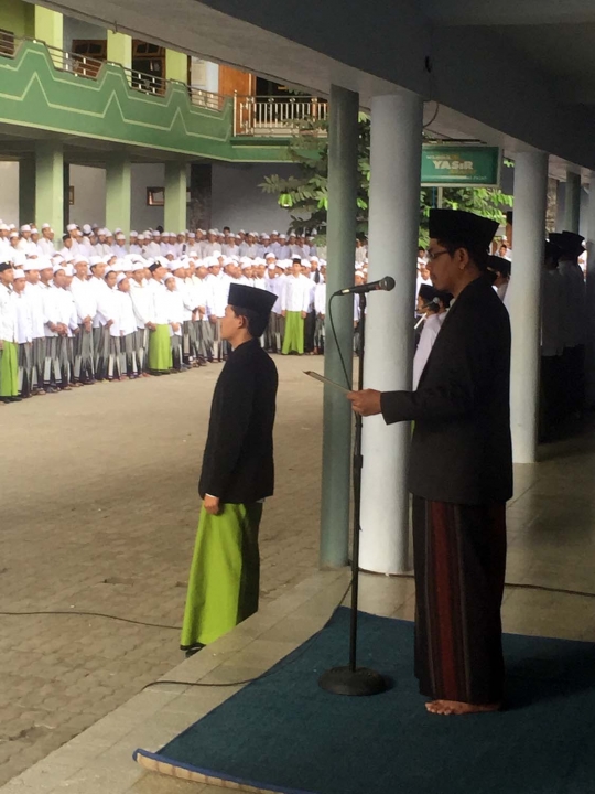 HUT Kemerdekaan RI, ribuan santri di Kediri upacara pakai sarung