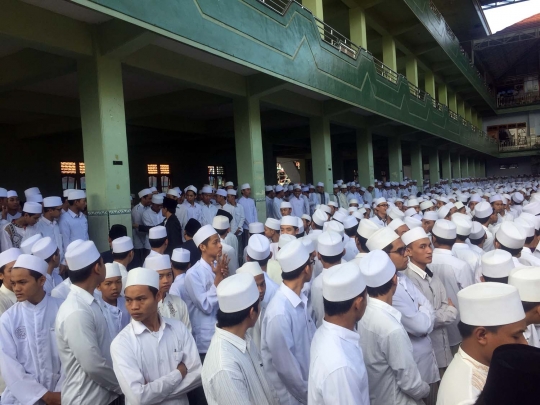 HUT Kemerdekaan RI, ribuan santri di Kediri upacara pakai sarung