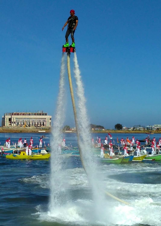 Atraksi flyboard semarakkan upacara HUT RI di Pantai Losari