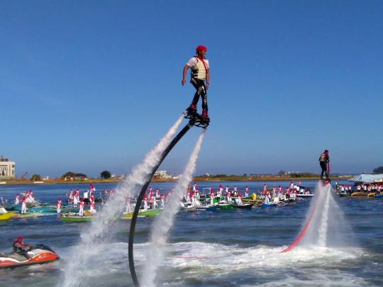 Atraksi flyboard semarakkan upacara HUT RI di Pantai Losari